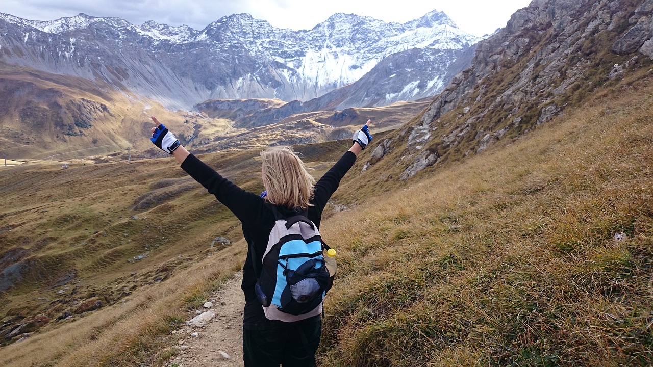 男子挑战倒立登50座山，勇者的攀登之旅